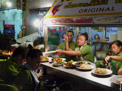 Streetfood in einer authentischen Bangkoker Strassenküche