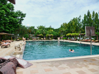Pinnacle-Hotel – Schwimmbecken im Garten