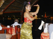 Dinner-Cruise auf dem Chao Phraya-River in Bangkok auf einer historischen Reisbarke einschl. Hoteltransfers -  hier buchen ...