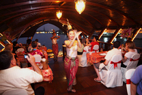 Unsere SCHöNE Dinner - Cruise auf dem Chao Phraya-River in Bangkok - Apsara-Tänzerinnen zeigen ihre alte Kunst - die Barke bietet maximal 60 Plätze