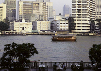 Unsere SCHöNE Dinner - Cruise auf dem Chao Phraya-River in Bangkok - am Tage vor historischen Gebäuden