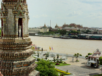 Blick vom Wat Arun zum Königspalast